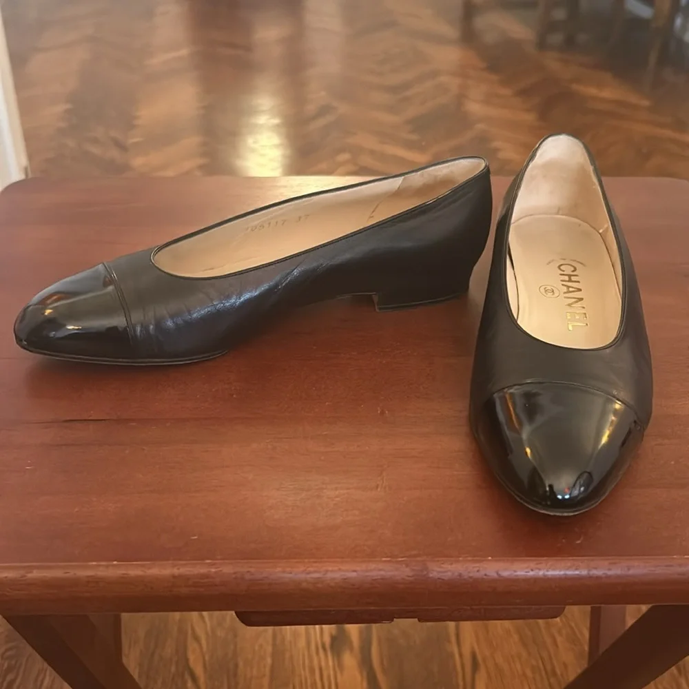 Vintage Chanel Flats with patent leather toe - Picture 2 of 6